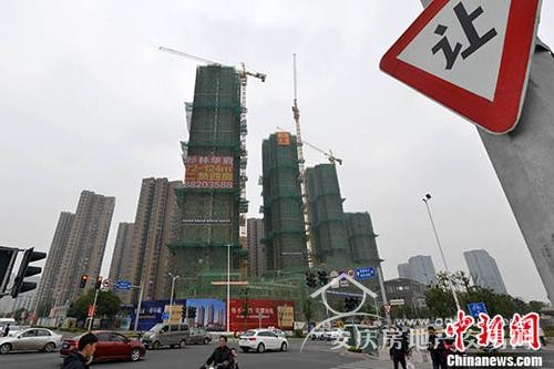 資料圖：售樓人員向顧客介紹樓盤。 中新網(wǎng)記者 金碩 攝