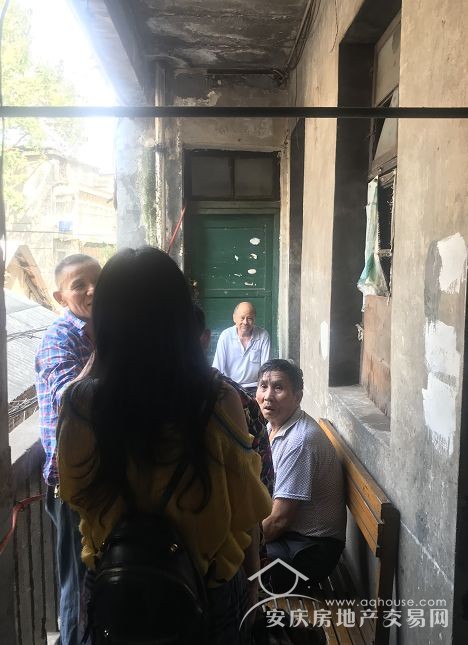 （老人們在二樓的老人理發(fā)店門口等候，櫻桃大房子攝）
